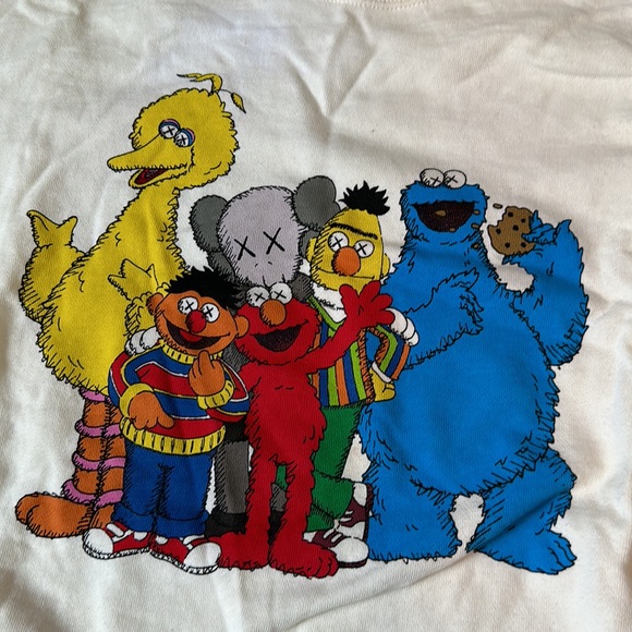 UNIQLO x KAWS Sesame Street Crew Neck - Picture 2 of 5